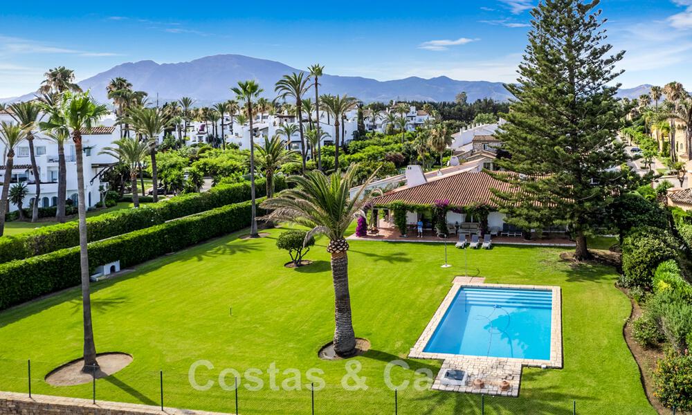Traditioneel Spaanse villa te koop, eerstelijnsstrand met directe toegang tot het strand op de New Golden Mile tussen Marbella en Estepona 42691