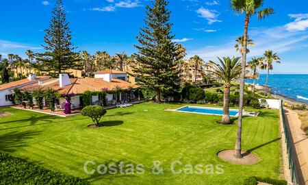 Traditioneel Spaanse villa te koop, eerstelijnsstrand met directe toegang tot het strand op de New Golden Mile tussen Marbella en Estepona 42693