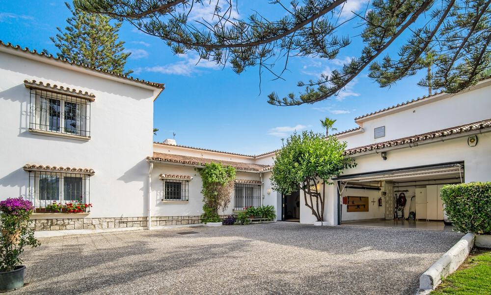 Traditioneel Spaanse villa te koop, eerstelijnsstrand met directe toegang tot het strand op de New Golden Mile tussen Marbella en Estepona 42694