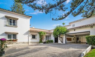 Traditioneel Spaanse villa te koop, eerstelijnsstrand met directe toegang tot het strand op de New Golden Mile tussen Marbella en Estepona 42694 