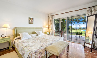 Traditioneel Spaanse villa te koop, eerstelijnsstrand met directe toegang tot het strand op de New Golden Mile tussen Marbella en Estepona 42704 