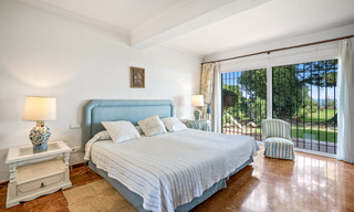 Traditioneel Spaanse villa te koop, eerstelijnsstrand met directe toegang tot het strand op de New Golden Mile tussen Marbella en Estepona 42705 