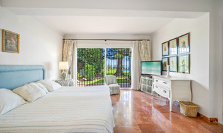 Traditioneel Spaanse villa te koop, eerstelijnsstrand met directe toegang tot het strand op de New Golden Mile tussen Marbella en Estepona 42706 