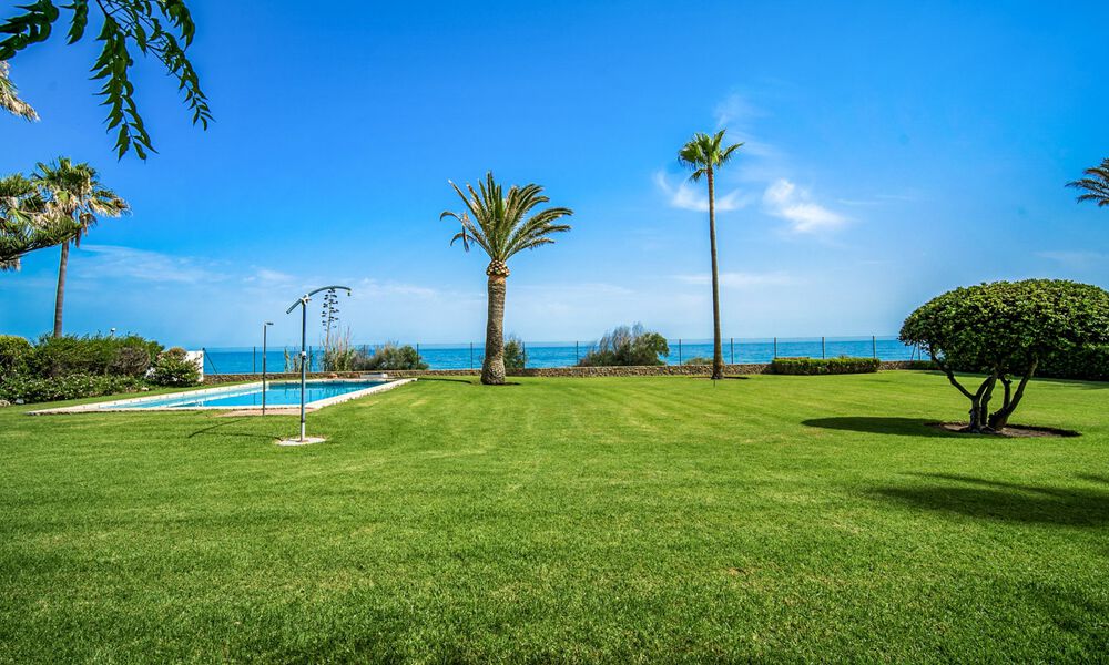 Traditioneel Spaanse villa te koop, eerstelijnsstrand met directe toegang tot het strand op de New Golden Mile tussen Marbella en Estepona 42714