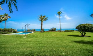 Traditioneel Spaanse villa te koop, eerstelijnsstrand met directe toegang tot het strand op de New Golden Mile tussen Marbella en Estepona 42714 