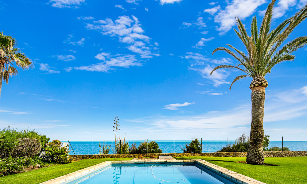 Traditioneel Spaanse villa te koop, eerstelijnsstrand met directe toegang tot het strand op de New Golden Mile tussen Marbella en Estepona 42715
