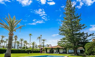 Traditioneel Spaanse villa te koop, eerstelijnsstrand met directe toegang tot het strand op de New Golden Mile tussen Marbella en Estepona 42716 