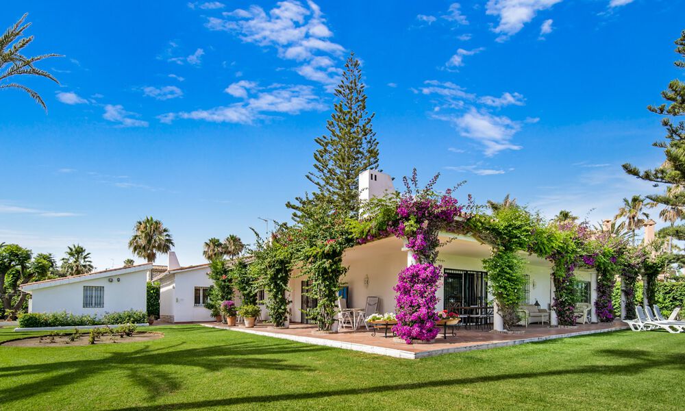 Traditioneel Spaanse villa te koop, eerstelijnsstrand met directe toegang tot het strand op de New Golden Mile tussen Marbella en Estepona 42717