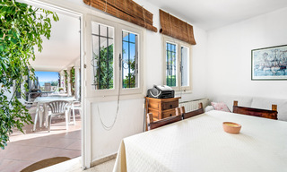 Traditioneel Spaanse villa te koop, eerstelijnsstrand met directe toegang tot het strand op de New Golden Mile tussen Marbella en Estepona 42720 
