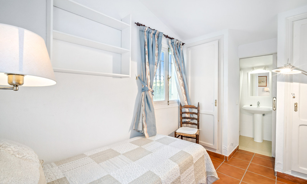 Traditioneel Spaanse villa te koop, eerstelijnsstrand met directe toegang tot het strand op de New Golden Mile tussen Marbella en Estepona 42722