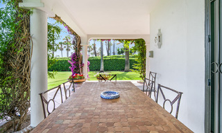 Traditioneel Spaanse villa te koop, eerstelijnsstrand met directe toegang tot het strand op de New Golden Mile tussen Marbella en Estepona 42723 