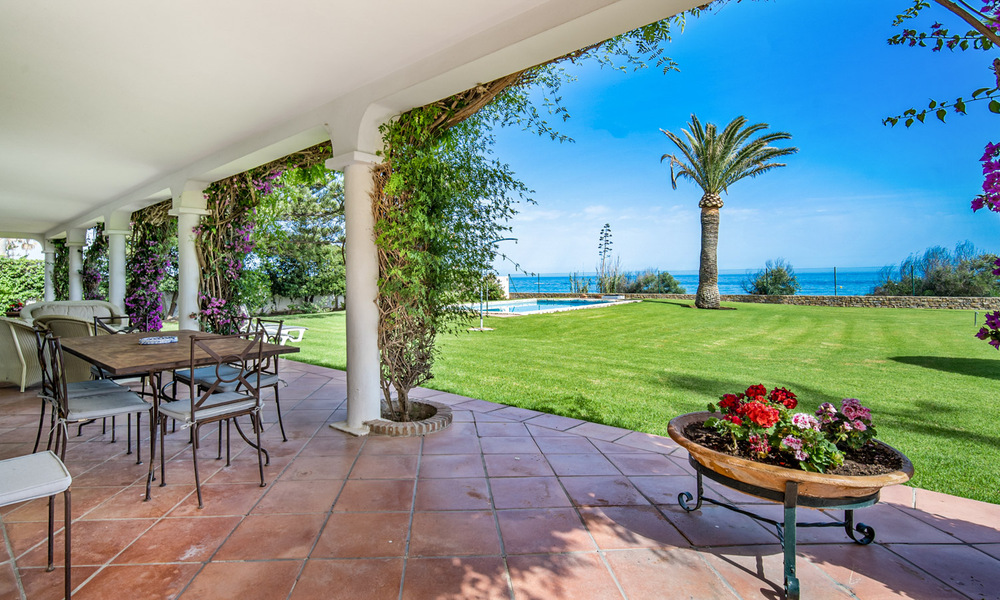Traditioneel Spaanse villa te koop, eerstelijnsstrand met directe toegang tot het strand op de New Golden Mile tussen Marbella en Estepona 42724