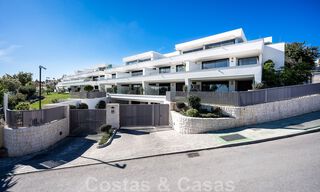 Hoogwaardig, modern tuinappartement te koop met 3 slaapkamers en panoramisch zeezicht in het hartje van Nueva Andalucia te Marbella 42833 