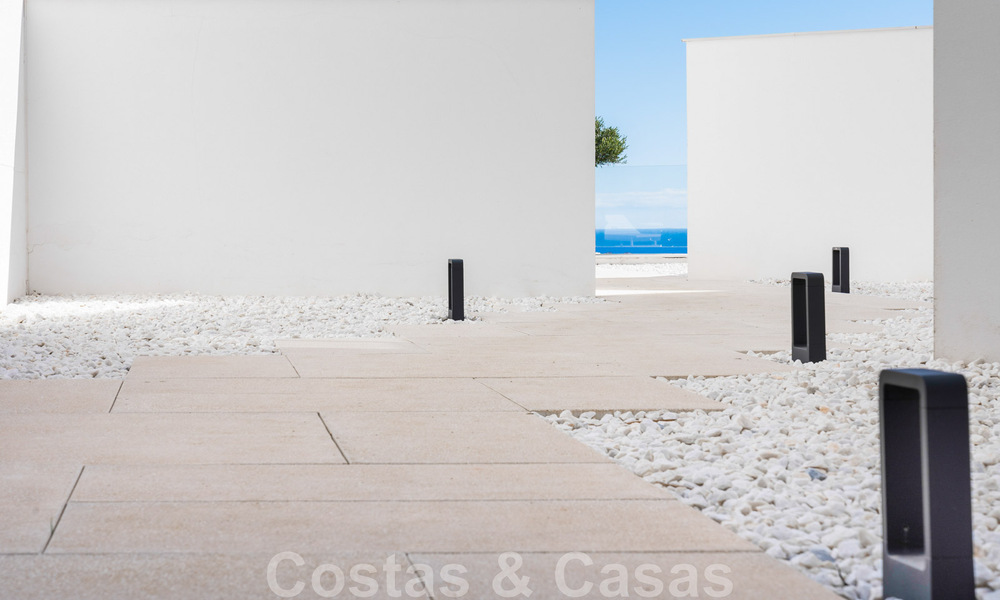 Hoogwaardig, modern tuinappartement te koop met 3 slaapkamers en panoramisch zeezicht in het hartje van Nueva Andalucia te Marbella 42834