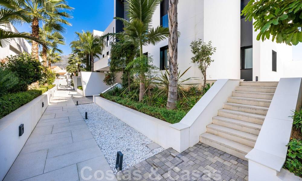 Hoogwaardig, modern tuinappartement te koop met 3 slaapkamers en panoramisch zeezicht in het hartje van Nueva Andalucia te Marbella 42835