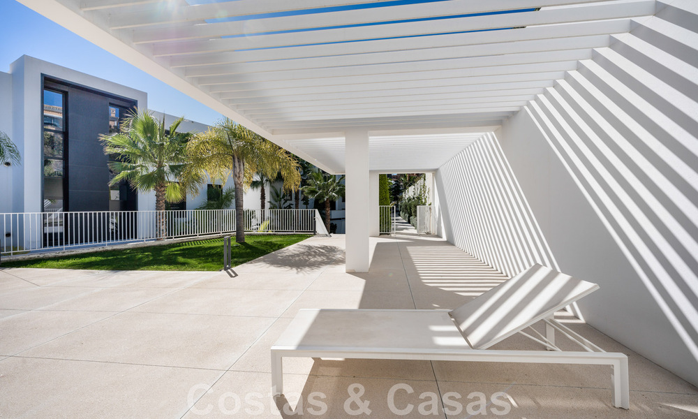 Hoogwaardig, modern tuinappartement te koop met 3 slaapkamers en panoramisch zeezicht in het hartje van Nueva Andalucia te Marbella 42836