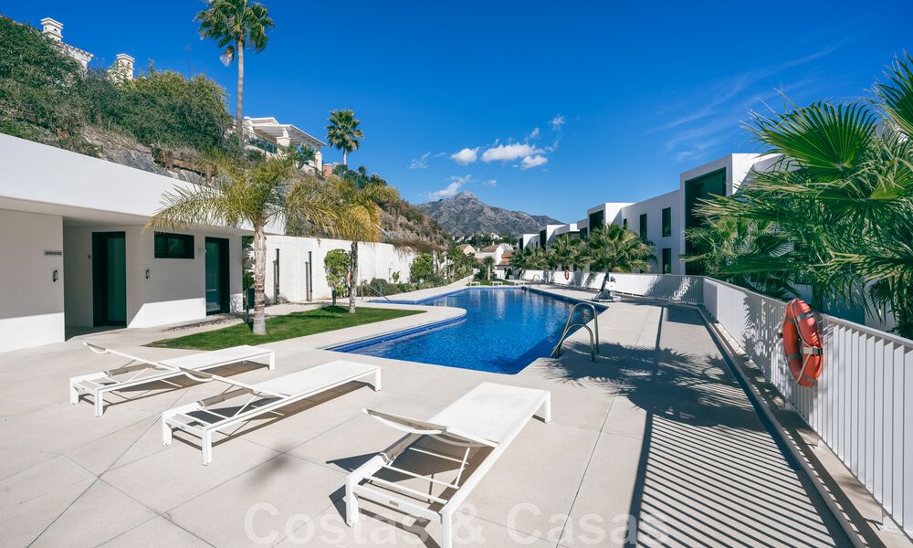 Hoogwaardig, modern tuinappartement te koop met 3 slaapkamers en panoramisch zeezicht in het hartje van Nueva Andalucia te Marbella 42837