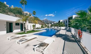 Hoogwaardig, modern tuinappartement te koop met 3 slaapkamers en panoramisch zeezicht in het hartje van Nueva Andalucia te Marbella 42837 
