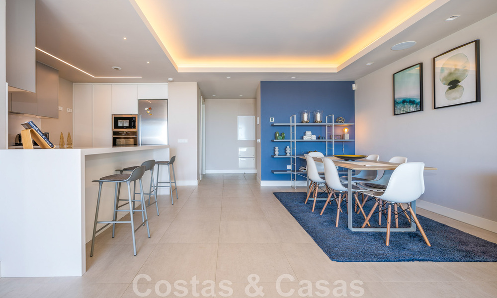 Hoogwaardig, modern tuinappartement te koop met 3 slaapkamers en panoramisch zeezicht in het hartje van Nueva Andalucia te Marbella 42841