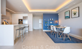 Hoogwaardig, modern tuinappartement te koop met 3 slaapkamers en panoramisch zeezicht in het hartje van Nueva Andalucia te Marbella 42841 