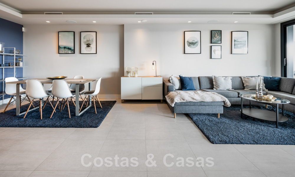 Hoogwaardig, modern tuinappartement te koop met 3 slaapkamers en panoramisch zeezicht in het hartje van Nueva Andalucia te Marbella 42842
