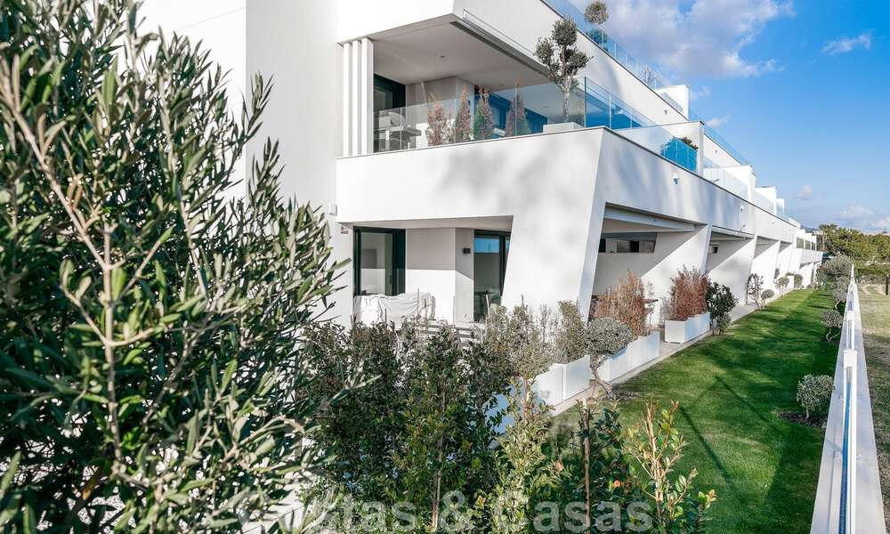 Hoogwaardig, modern tuinappartement te koop met 3 slaapkamers en panoramisch zeezicht in het hartje van Nueva Andalucia te Marbella 42844