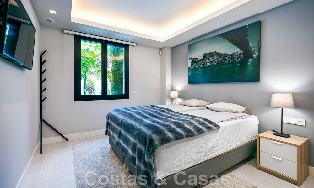 Hoogwaardig, modern tuinappartement te koop met 3 slaapkamers en panoramisch zeezicht in het hartje van Nueva Andalucia te Marbella 42848