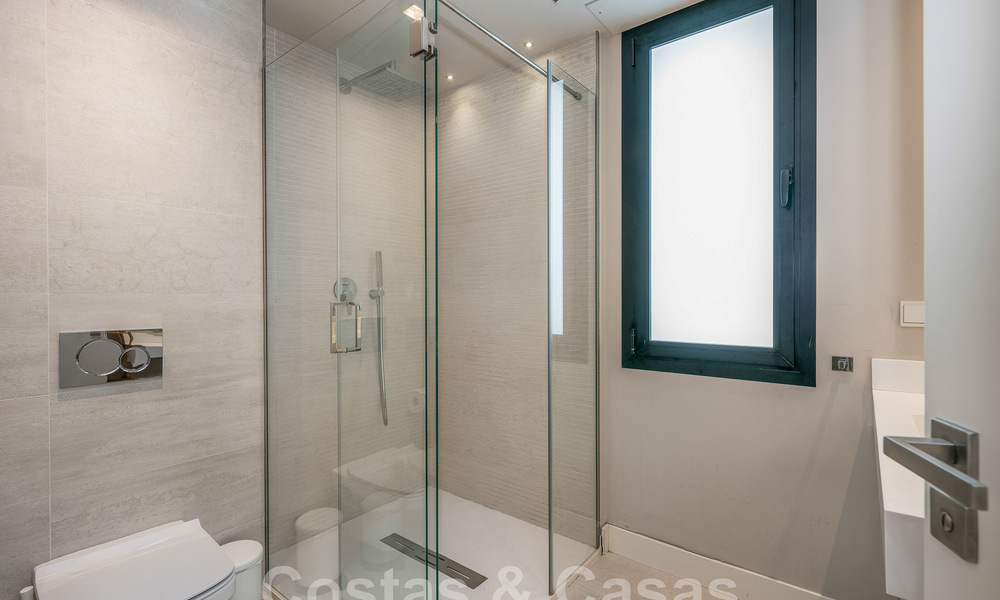 Hoogwaardig, modern tuinappartement te koop met 3 slaapkamers en panoramisch zeezicht in het hartje van Nueva Andalucia te Marbella 42849