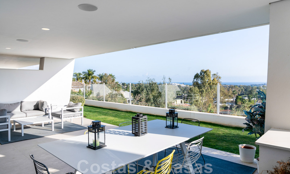 Hoogwaardig, modern tuinappartement te koop met 3 slaapkamers en panoramisch zeezicht in het hartje van Nueva Andalucia te Marbella 42851