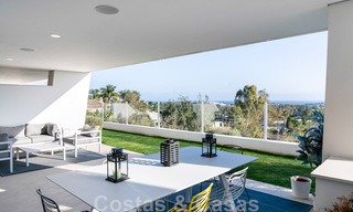 Hoogwaardig, modern tuinappartement te koop met 3 slaapkamers en panoramisch zeezicht in het hartje van Nueva Andalucia te Marbella 42851 