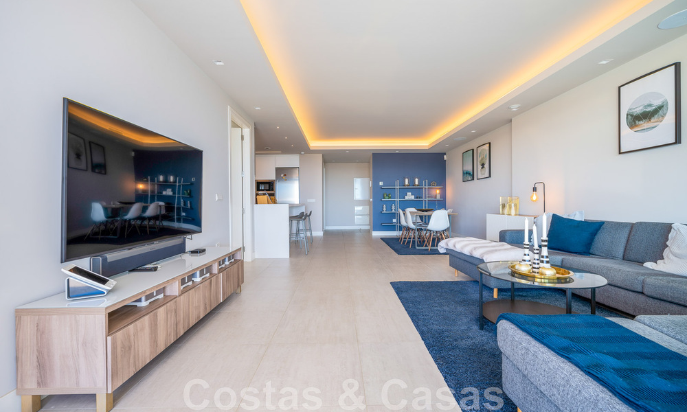 Hoogwaardig, modern tuinappartement te koop met 3 slaapkamers en panoramisch zeezicht in het hartje van Nueva Andalucia te Marbella 42853