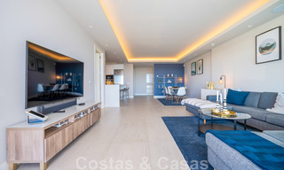 Hoogwaardig, modern tuinappartement te koop met 3 slaapkamers en panoramisch zeezicht in het hartje van Nueva Andalucia te Marbella 42853 