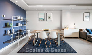 Hoogwaardig, modern tuinappartement te koop met 3 slaapkamers en panoramisch zeezicht in het hartje van Nueva Andalucia te Marbella 42855 