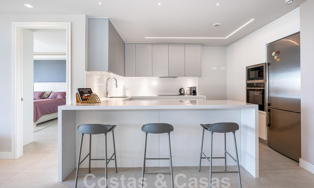 Hoogwaardig, modern tuinappartement te koop met 3 slaapkamers en panoramisch zeezicht in het hartje van Nueva Andalucia te Marbella 42857