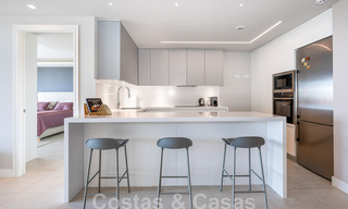 Hoogwaardig, modern tuinappartement te koop met 3 slaapkamers en panoramisch zeezicht in het hartje van Nueva Andalucia te Marbella 42857 