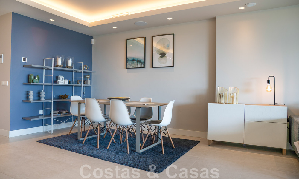Hoogwaardig, modern tuinappartement te koop met 3 slaapkamers en panoramisch zeezicht in het hartje van Nueva Andalucia te Marbella 42858