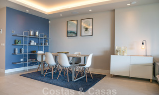 Hoogwaardig, modern tuinappartement te koop met 3 slaapkamers en panoramisch zeezicht in het hartje van Nueva Andalucia te Marbella 42858 