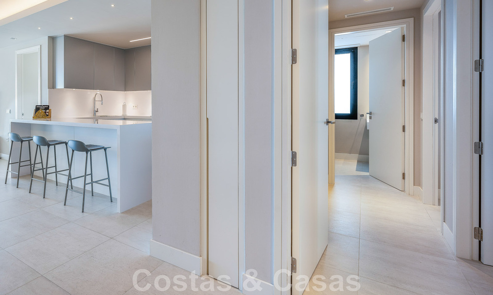 Hoogwaardig, modern tuinappartement te koop met 3 slaapkamers en panoramisch zeezicht in het hartje van Nueva Andalucia te Marbella 42860
