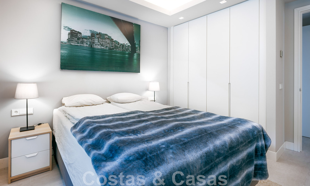 Hoogwaardig, modern tuinappartement te koop met 3 slaapkamers en panoramisch zeezicht in het hartje van Nueva Andalucia te Marbella 42861