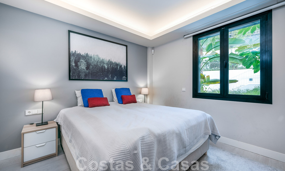 Hoogwaardig, modern tuinappartement te koop met 3 slaapkamers en panoramisch zeezicht in het hartje van Nueva Andalucia te Marbella 42862