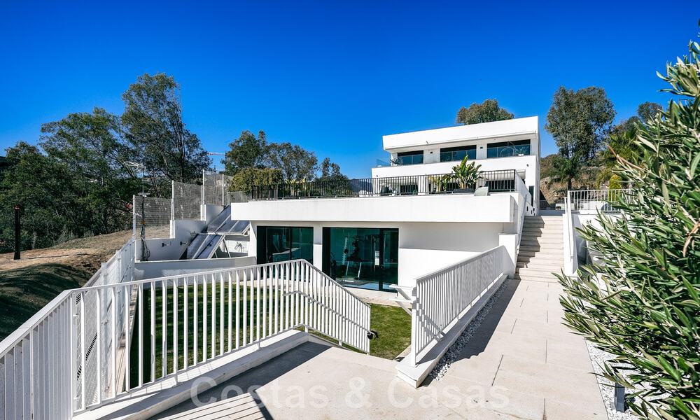 Hoogwaardig, modern tuinappartement te koop met 3 slaapkamers en panoramisch zeezicht in het hartje van Nueva Andalucia te Marbella 42863