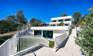 Hoogwaardig, modern tuinappartement te koop met 3 slaapkamers en panoramisch zeezicht in het hartje van Nueva Andalucia te Marbella 42863 