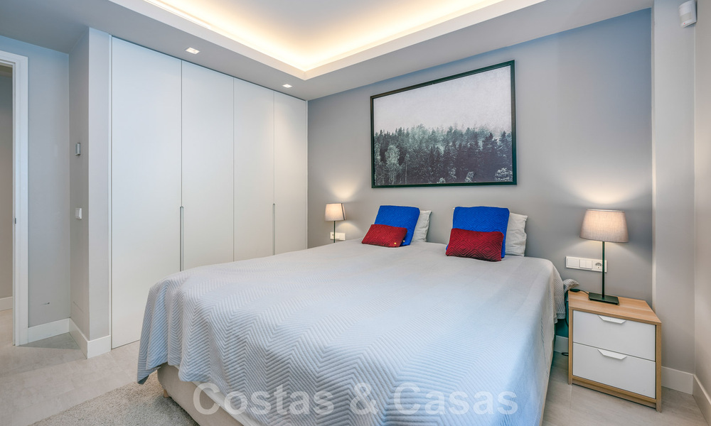 Hoogwaardig, modern tuinappartement te koop met 3 slaapkamers en panoramisch zeezicht in het hartje van Nueva Andalucia te Marbella 42865