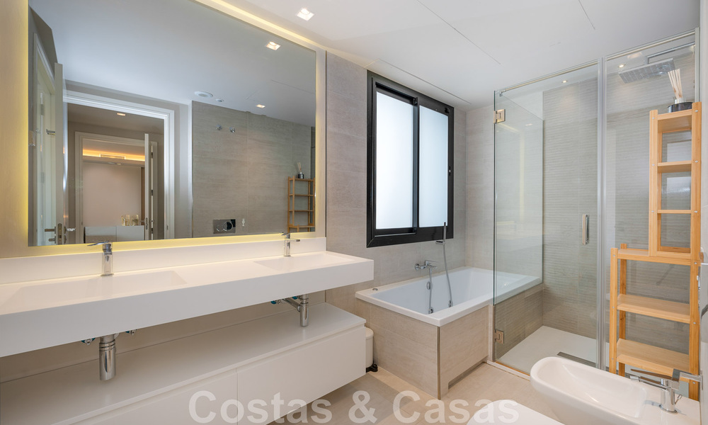 Hoogwaardig, modern tuinappartement te koop met 3 slaapkamers en panoramisch zeezicht in het hartje van Nueva Andalucia te Marbella 42867
