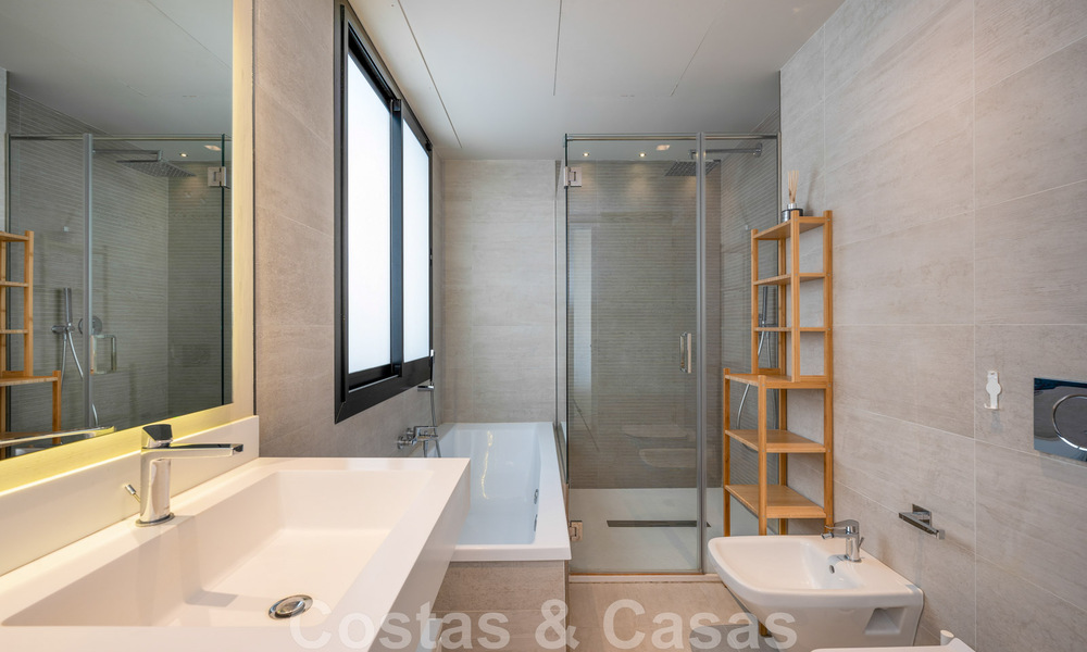 Hoogwaardig, modern tuinappartement te koop met 3 slaapkamers en panoramisch zeezicht in het hartje van Nueva Andalucia te Marbella 42868