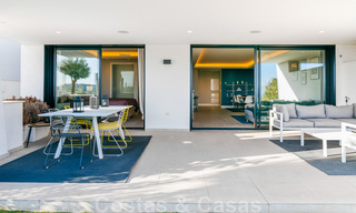 Hoogwaardig, modern tuinappartement te koop met 3 slaapkamers en panoramisch zeezicht in het hartje van Nueva Andalucia te Marbella 42869 