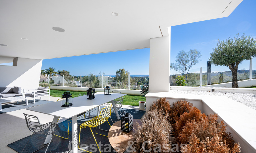 Hoogwaardig, modern tuinappartement te koop met 3 slaapkamers en panoramisch zeezicht in het hartje van Nueva Andalucia te Marbella 42870