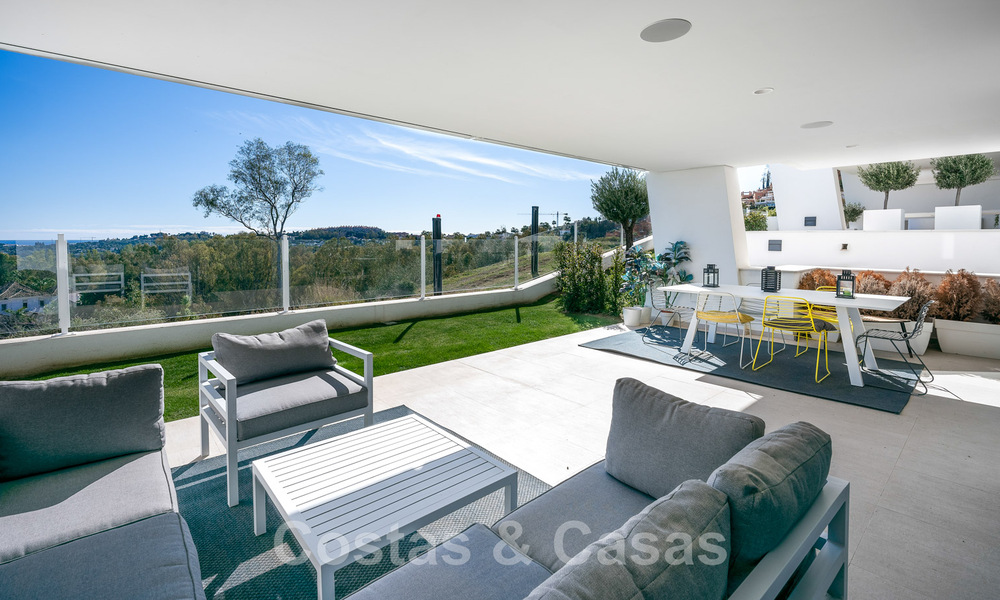 Hoogwaardig, modern tuinappartement te koop met 3 slaapkamers en panoramisch zeezicht in het hartje van Nueva Andalucia te Marbella 42871