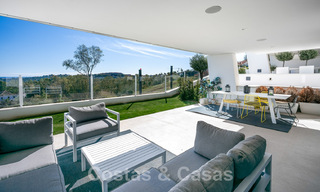 Hoogwaardig, modern tuinappartement te koop met 3 slaapkamers en panoramisch zeezicht in het hartje van Nueva Andalucia te Marbella 42871 