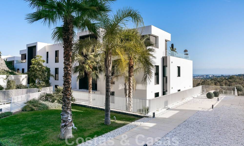 Hoogwaardig, modern tuinappartement te koop met 3 slaapkamers en panoramisch zeezicht in het hartje van Nueva Andalucia te Marbella 42872